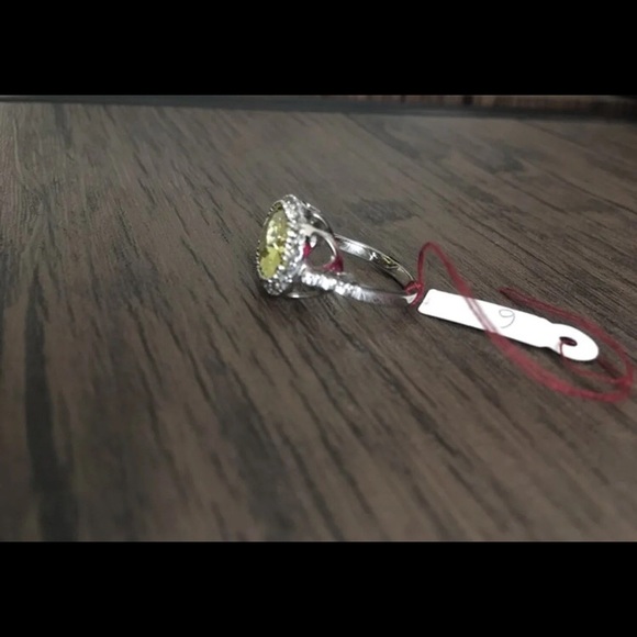 Sterling Silver Ring with green stone - Picture 4 of 5